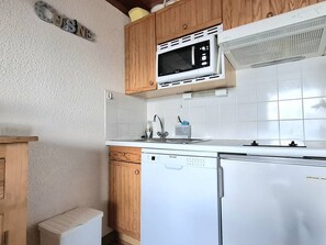 Fridge, microwave, oven, stovetop - Modern Apartment with Balcony, Mezzanine & Parking - Sleeps 6 (Bolquère-Pyrénées 2000)