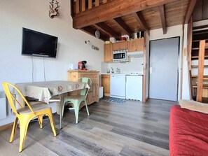 Interior - Modern Apartment with Balcony, Mezzanine & Parking - Sleeps 6 (Bolquère-Pyrénées 2000)