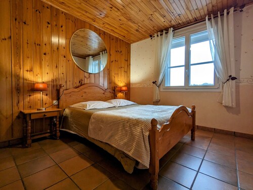 Gîte avec terrasse privative et jardin fleuri à Saugues, tout inclus