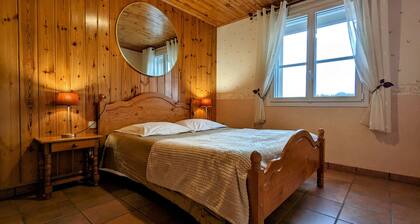 GĂźte avec terrasse privative et jardin fleuri Ă Saugues, tout inclus