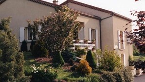 A two-story house with a garden in front. - Cottage with private terrace and garden in Saugues, all inclusive (Saugues)