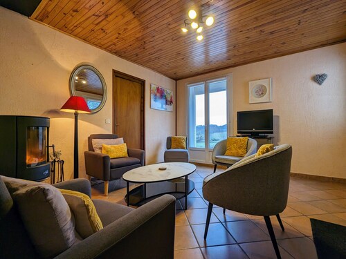 Gîte avec terrasse privative et jardin fleuri à Saugues, tout inclus