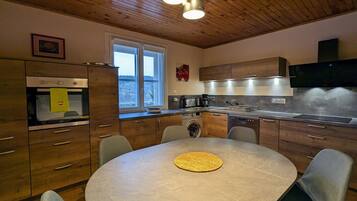 Een koelkast, een microgolfoven, een vaatwasser