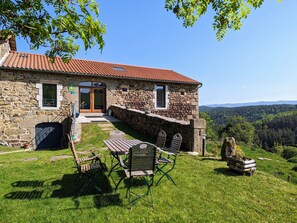 Outdoor dining - Quiet cottage with disabled access, parking, pet-friendly (Saint-Préjet-d'Allier)