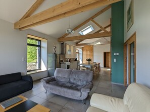 TV - Quiet cottage with disabled access, parking, pet-friendly (Saint-Préjet-d'Allier)