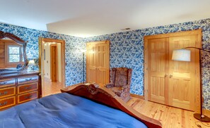 4 bedrooms, desk, internet, bed sheets