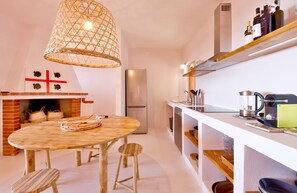 Frigorifero, microonde, piano cottura, lavastoviglie