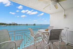 Outdoor dining - 2 Bedroom Beachfront Condo on Clearwater Beach (Clearwater)