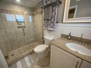 Secador de cabelo, toalhas de banho