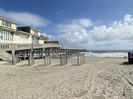Beach. One Bedroom Condo with Ocean Views and close to the Beach!!