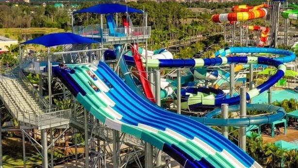 Un parc aquatique doté de nombreux toboggans et d’attractions aquatiques.