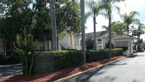 Una calle residencial con casas, aceras y bordillos.