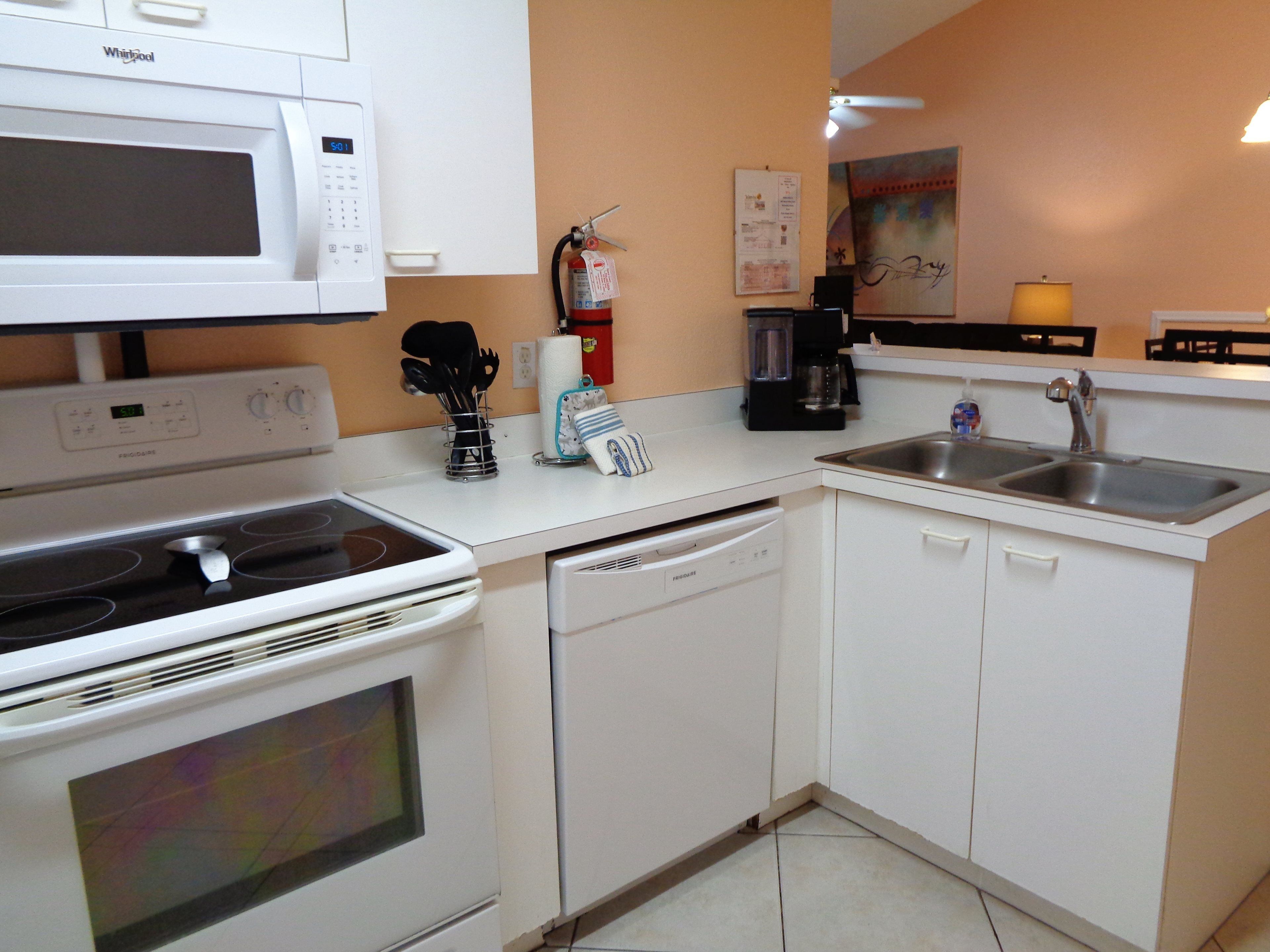 Furnished 3 bed 2 bath Single Level Villa.  Only 5 miles to Disney's Main Gate