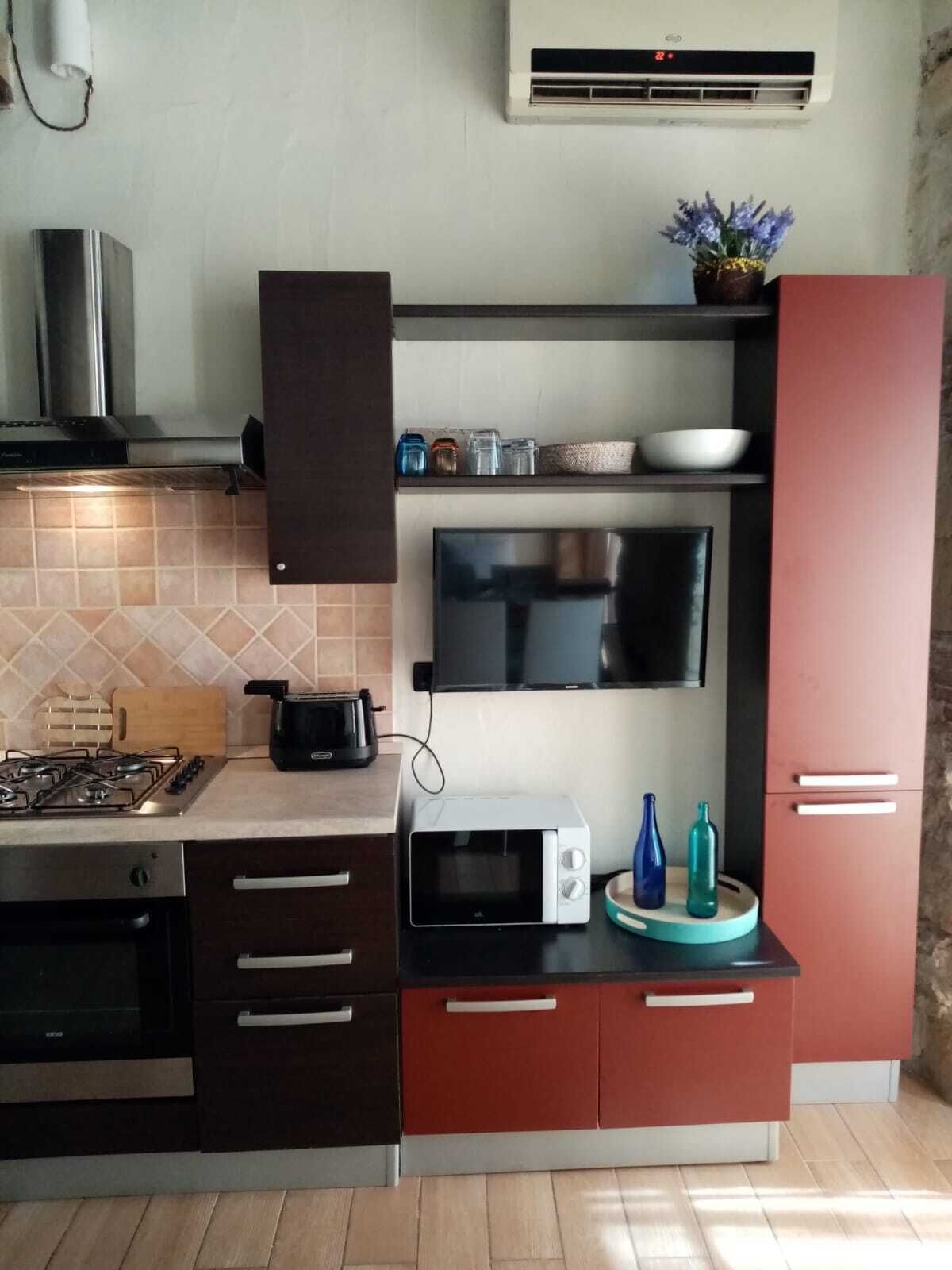 Charming and bright apartment in a 1900 building (wooden roof and stone walls)