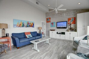 TV - Beachfront Home w/ Direct Beach Access, Pool & Stunning Gulf Views (Port Aransas)
