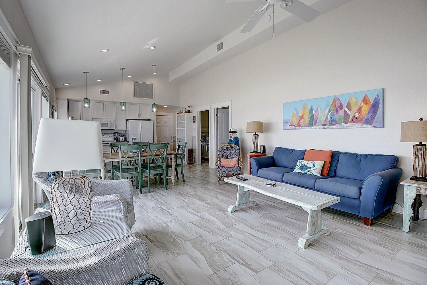 Right on the beach! Community Pool! Amazing Views