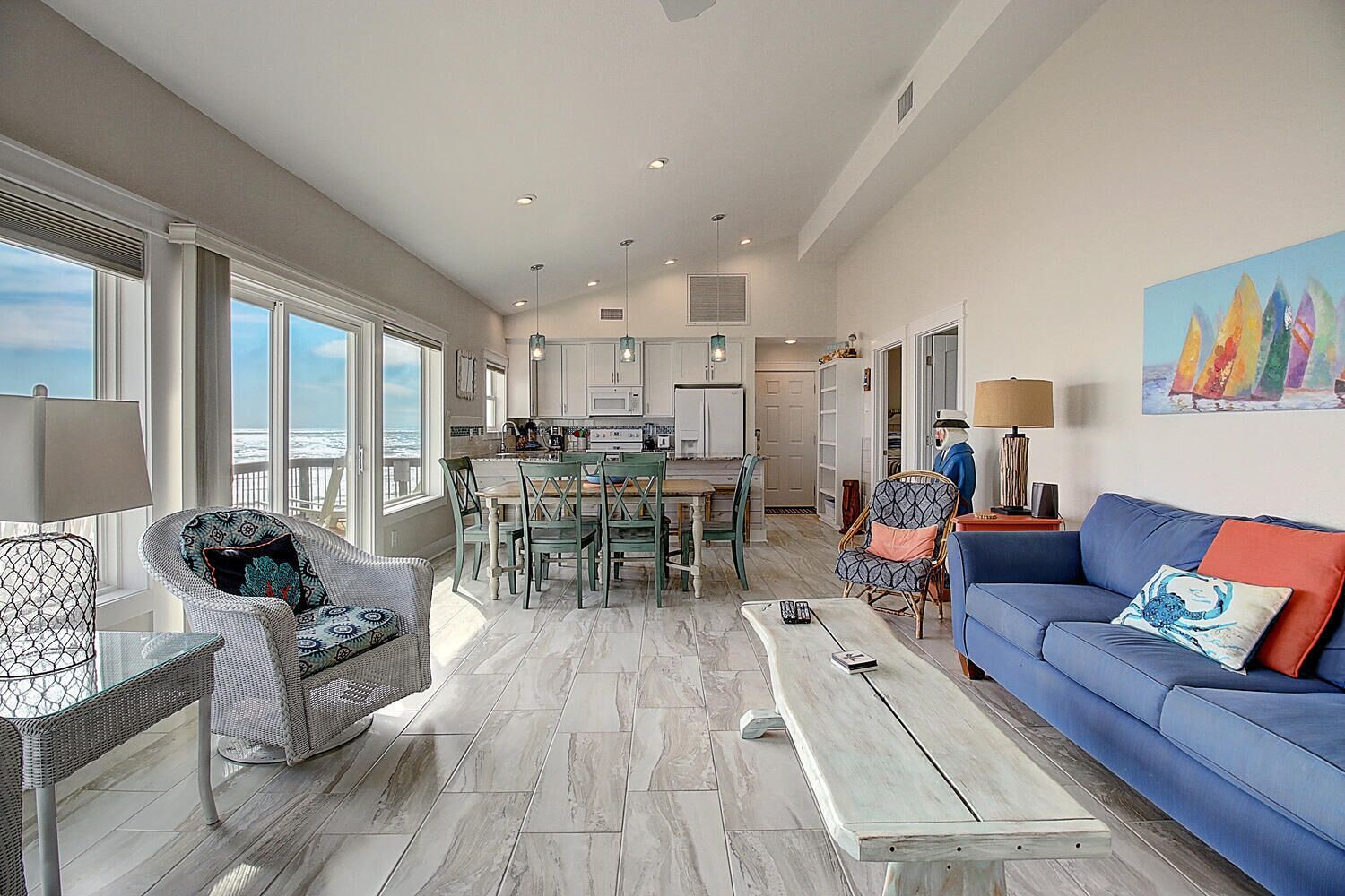 Right on the beach! Community Pool! Amazing Views