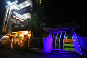 المنشأة من الخارج