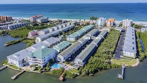 Ein Hotelkomplex an der Küste mit mehreren Gebäuden, einem Jachthafen und Blick auf den Ozean.