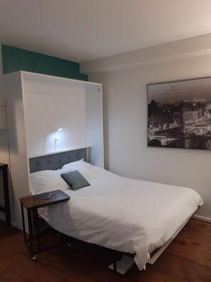 Iron/ironing board, free WiFi, bed sheets