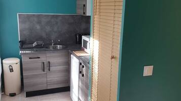 Een koelkast, een microgolfoven, een kookplaat