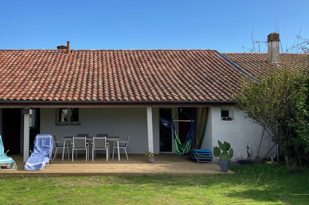 Pretty renovated family house near lake and ocean