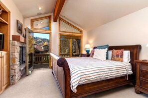 4 slaapkamers, een strijkplank/strijkijzer, reisbedje, gratis wifi