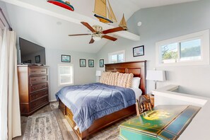 1 bedroom, WiFi, bed sheets - Adorable, nautical-themed home w/ a private hot tub & ocean views (Port Orford)