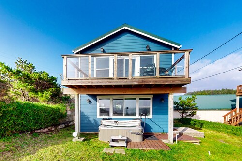 Adorable, nautical-themed home w/ a private hot tub & ocean views