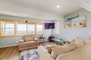 TV, DVD player - Adorable, nautical-themed home w/ a private hot tub & ocean views (Port Orford)