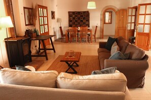 Télévision, cheminée, livres