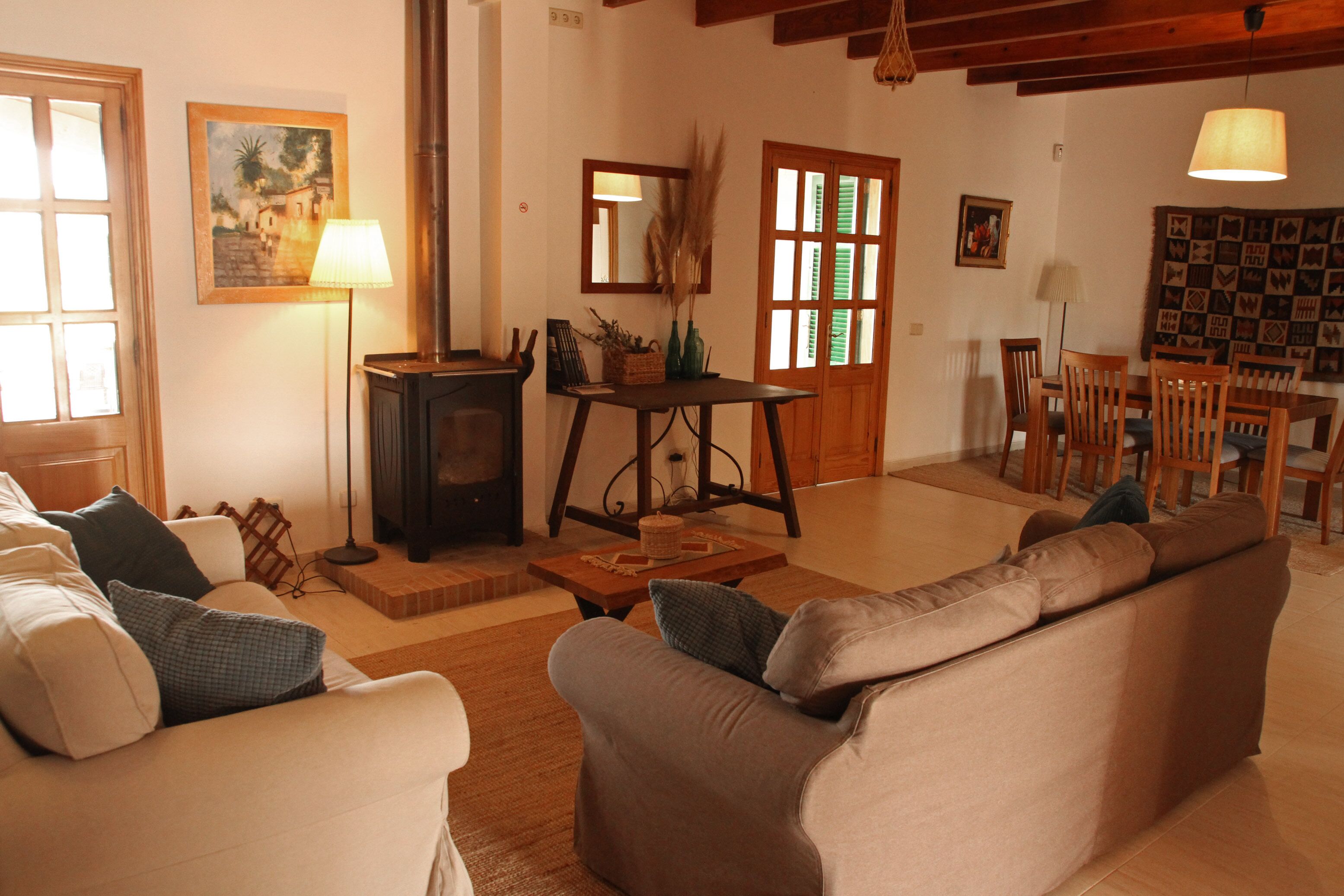 Una televisión, una chimenea, libros