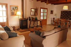 Téléviseur, foyer, livres