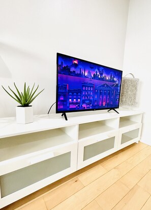 Interior - 1BR Apt in Culver City by Just Bring Your Toothbrush (Culver City)