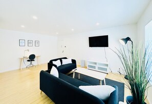 TV - 1BR Apt in Culver City by Just Bring Your Toothbrush (Culver City)