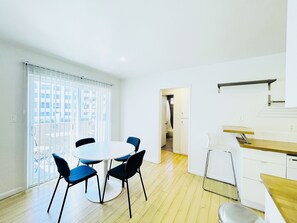 Dining - 1BR Apt in Culver City by Just Bring Your Toothbrush (Culver City)