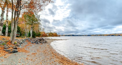 Lakefront cottage with full kitchen, firepit, gas grill, Wifi, a/c