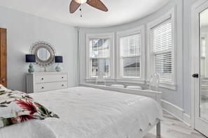 6 soveværelser, skrivebord, strygejern/strygebræt, weekendseng