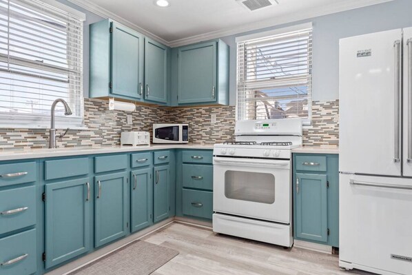 Mikrobølgeovn, ovn, opvaskemaskine, kaffe-/temaskine