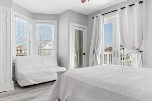 6 bedrooms, desk, iron/ironing board, travel cot