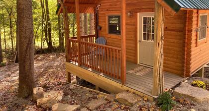 Cozy 1 bedroom w/ loft log cabin . 7 miles to French Lick, 15 to Patoka Lake!