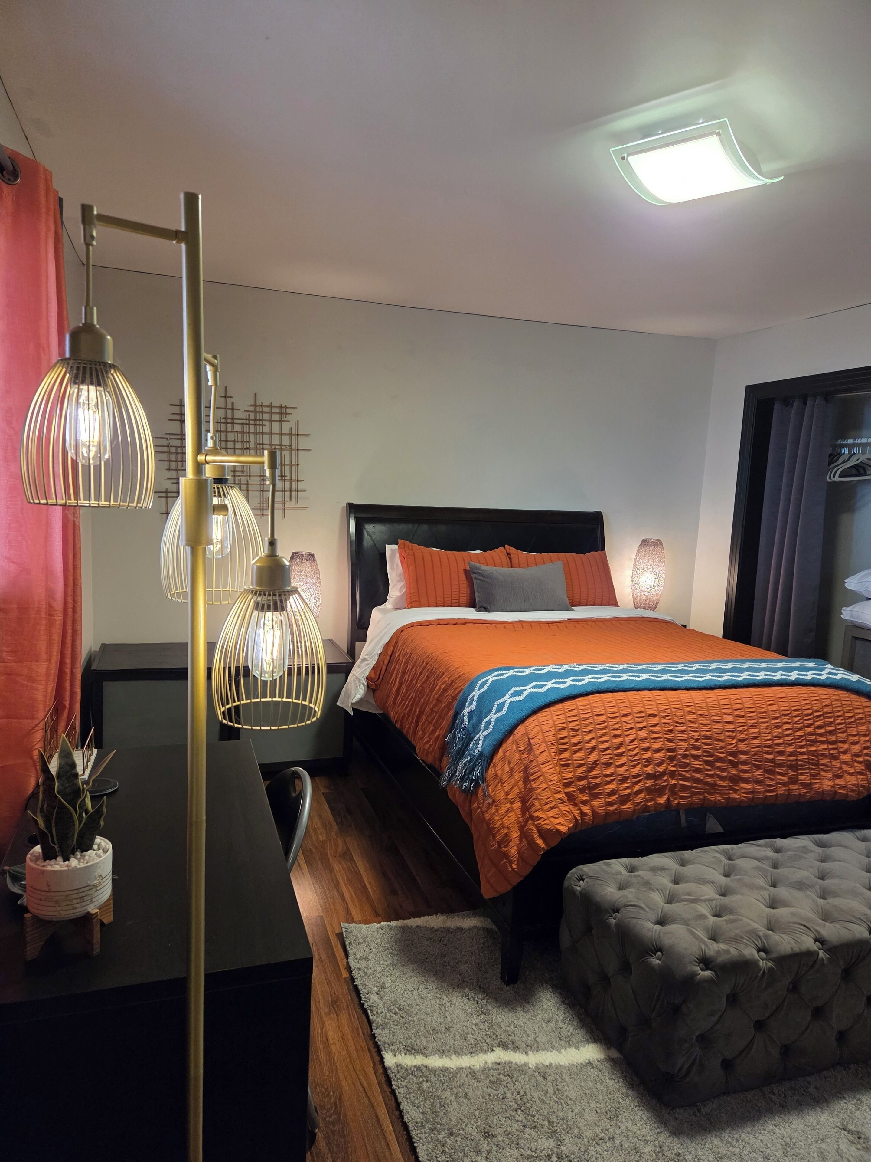 2 Schlafzimmer, Schreibtisch, Bügeleisen/Bügelbrett, Reisekinderbett