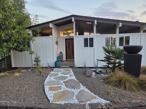 Stunning Views~<br>Beulaire, a MCM Hillside Retreat Suite.  <br>Beautiful Views~