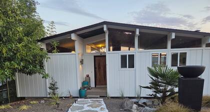 Stunning Views~<br>Beulaire, a MCM Hillside Retreat Suite. <br>Beautiful Views~