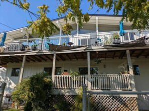 Property grounds - Stunning Views~<br>Beulaire, a MCM Hillside Retreat Suite.  <br>Beautiful Views~ (Roseburg)