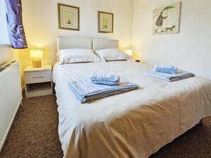 4 bedrooms, iron/ironing board, WiFi, bed sheets - Helms House -  a house that sleeps 8 guests  in 4 bedrooms (Ryde)