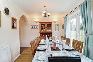 Dining - Helms House -  a house that sleeps 8 guests  in 4 bedrooms (Ryde)