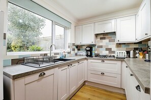 Kühlschrank, Mikrowelle, Ofen, Geschirrspüler