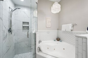 Shower, jetted tub, hair dryer, towels - Sea You Soon | Gulf Place Studio, Walk to Beach, Pools & Restaurants (Santa Rosa Beach)