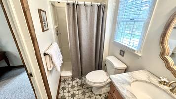 Dusche, umweltfreundliche Kosmetikartikel, Haartrockner, Handtücher